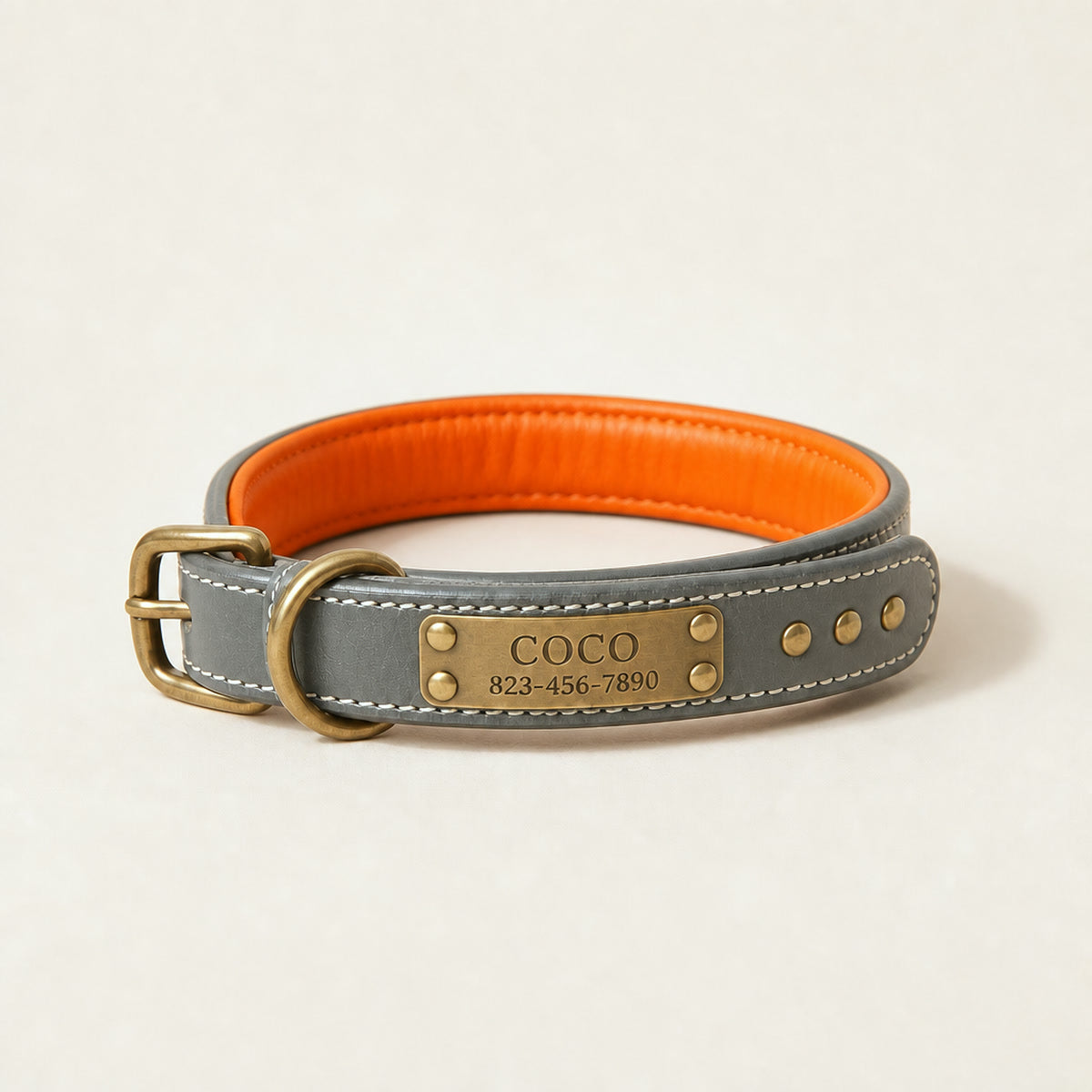 Collar personalizado gris de cuero con placa de latón grabada