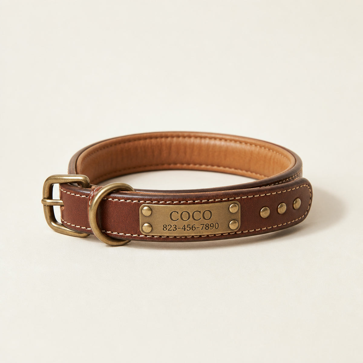 Collar personalizado marrón de cuero con placa de latón grabada