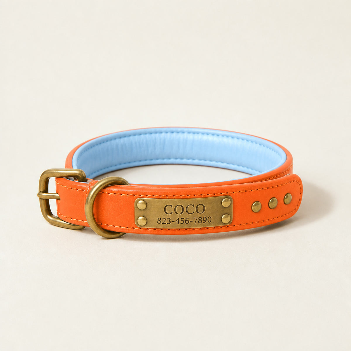 Collar personalizado naranja de cuero con placa de latón grabada
