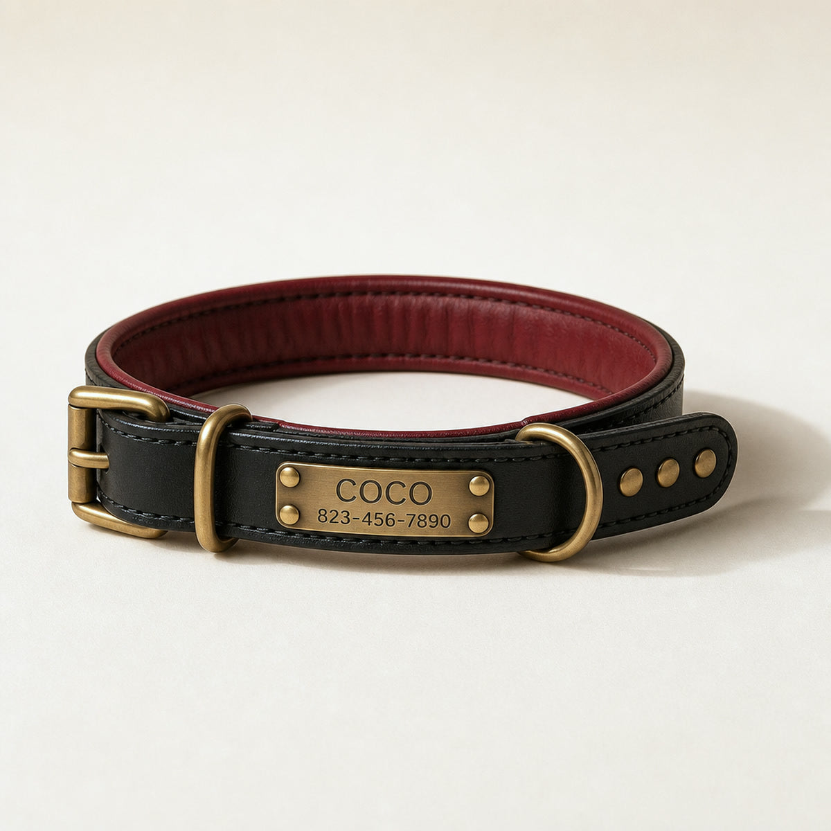 Collar personalizado negro de cuero con placa de latón grabada