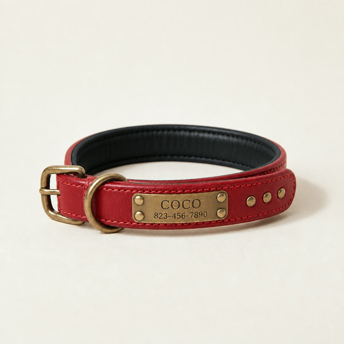 Collar personalizado rojo de cuero con placa de latón grabada