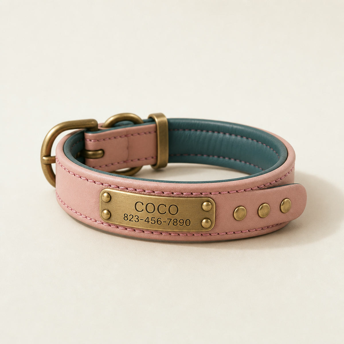 Collar personalizado rosa de cuero con placa de latón grabada