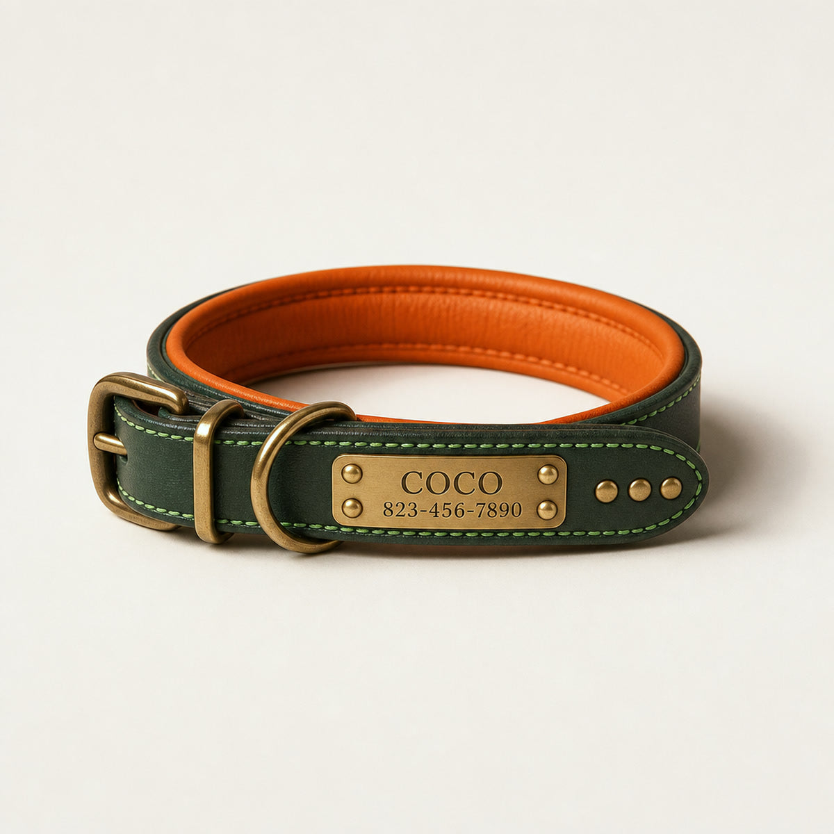 Collar personalizado verde de cuero con placa de latón grabada